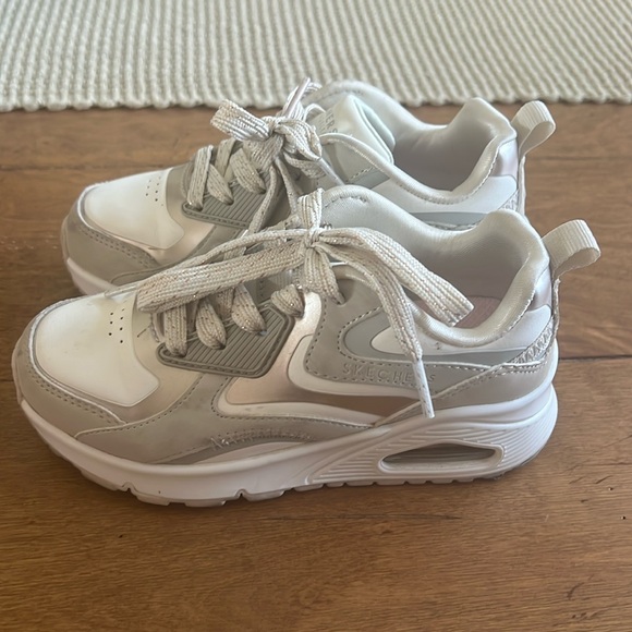 Skechers Kids' Light Gray Sneakers. Size 11 - Picture 1 of 9